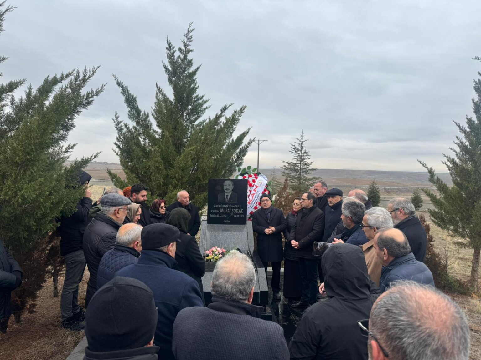 MURAT BOZLAK LI SER QEBRA XWE HATE BÎRANÎN