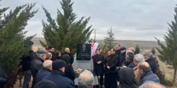 MURAT BOZLAK LI SER QEBRA XWE HATE BÎRANÎN